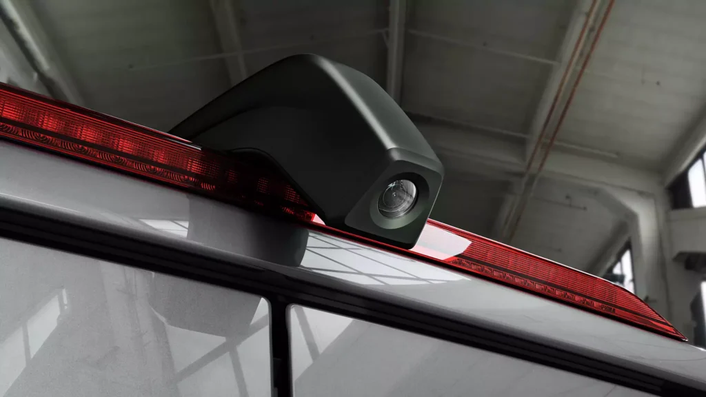 Огляд під час маневрування завдяки камері заднього огляду